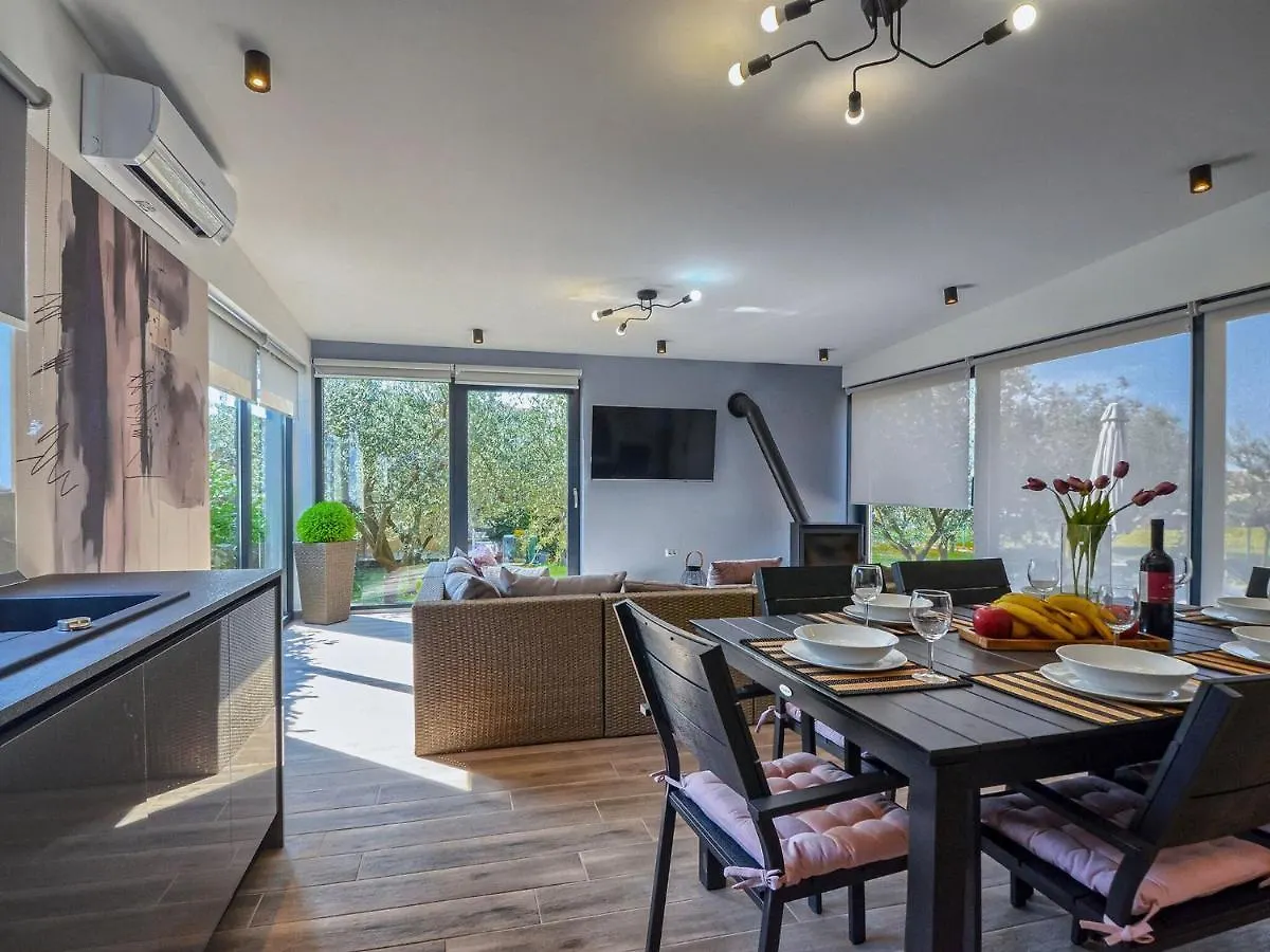 Spacious Holiday Home 1 Km From The Sea Fažana