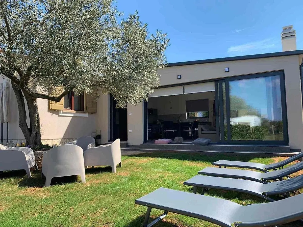 Spacious Holiday Home 1 Km From The Sea Fažana